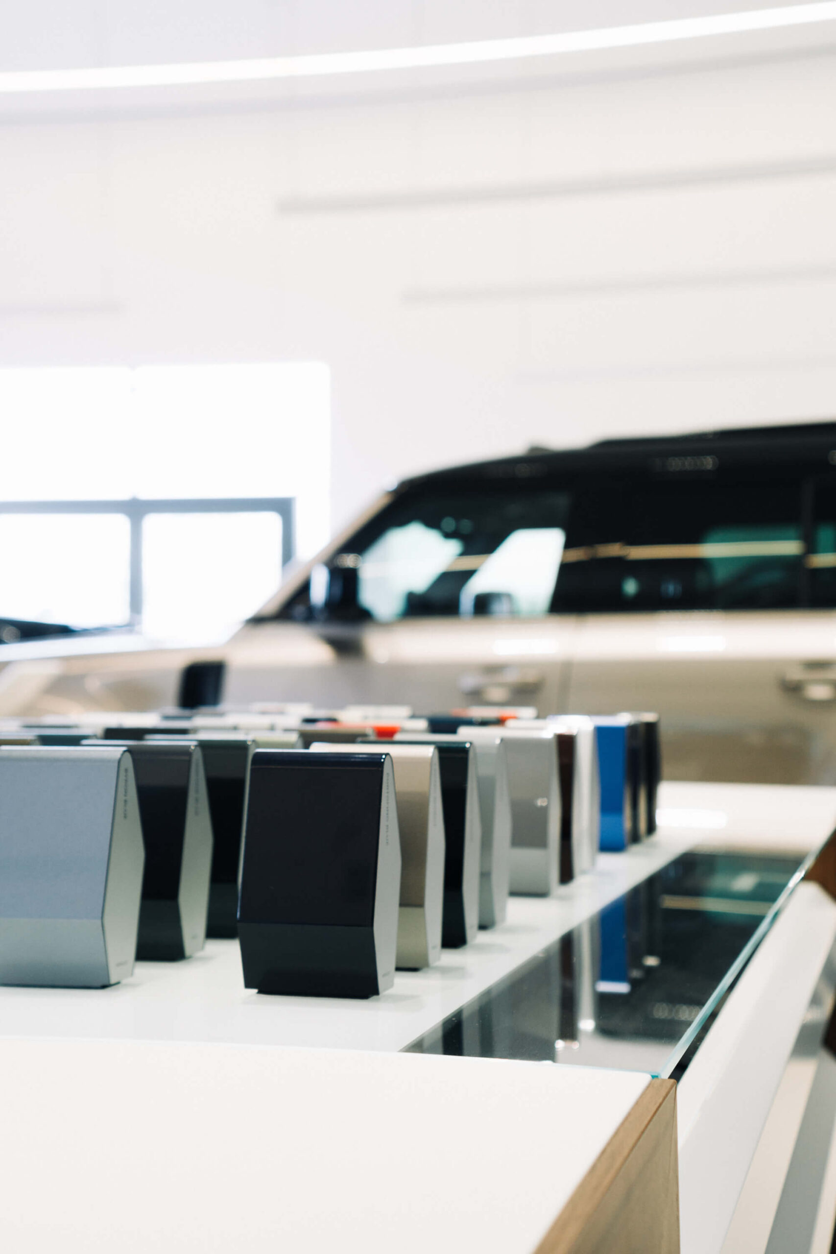 Paleta kolorów lakierów w&nbsp;salonie Range Rover i&nbsp;Defender