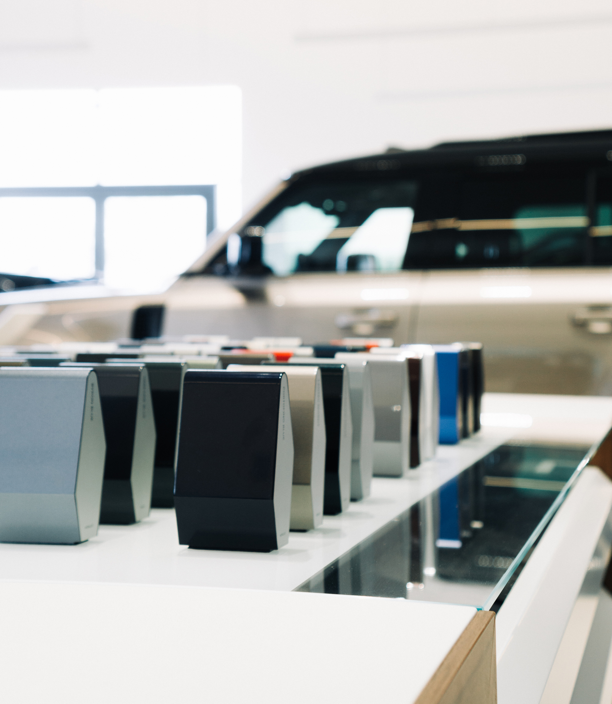 Paleta kolorów lakierów w&nbsp;salonie Range Rover i&nbsp;Defender